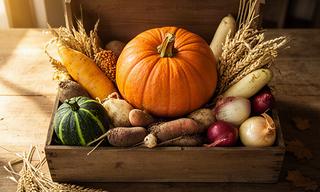 Herbstliche Hofladenbox mit Kürbis, Lagergemüse und Getreide